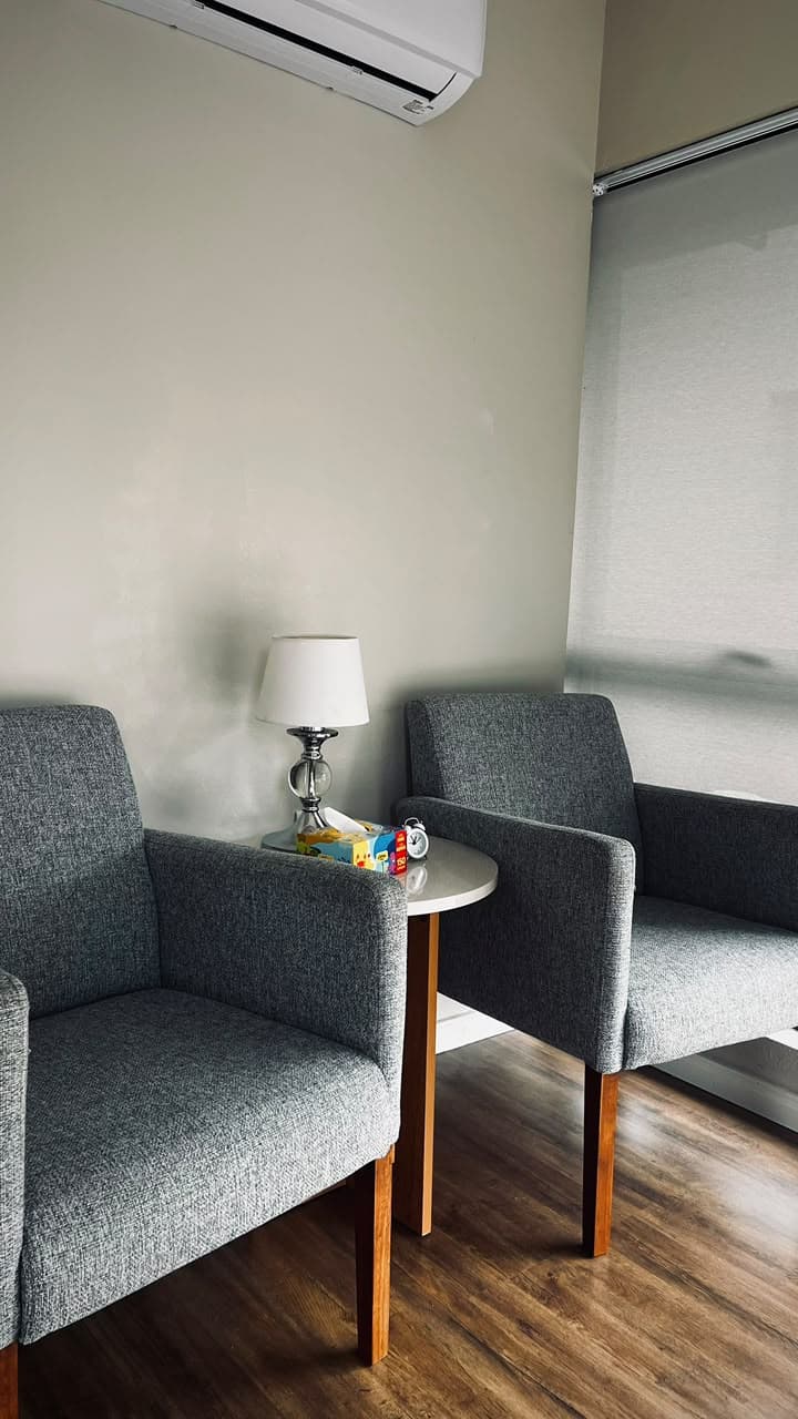 Sala de espera do consultório de Catherine Servelin, em Porto Alegre